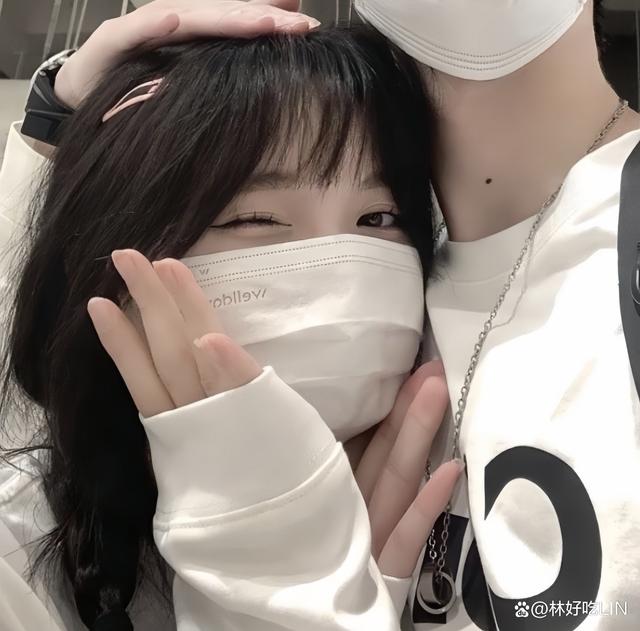 一個男孩子喜歡摸一個女孩子的頭-圖1