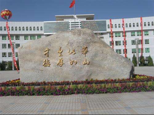 新疆華山中學(xué)的升學(xué)率如何？有哪些特色活動(dòng)？-圖1